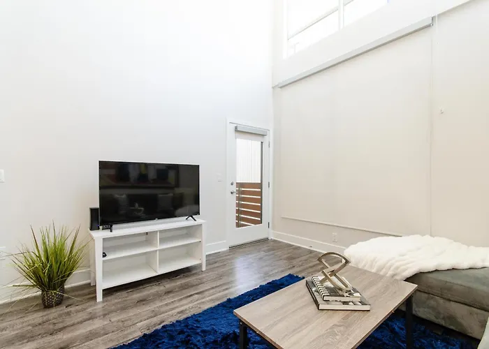 Luxury Penthouse In Prime Hollywood Location